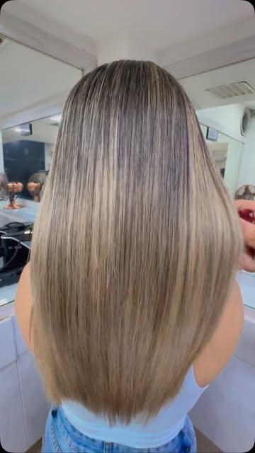 Cabello largo con mechas miel