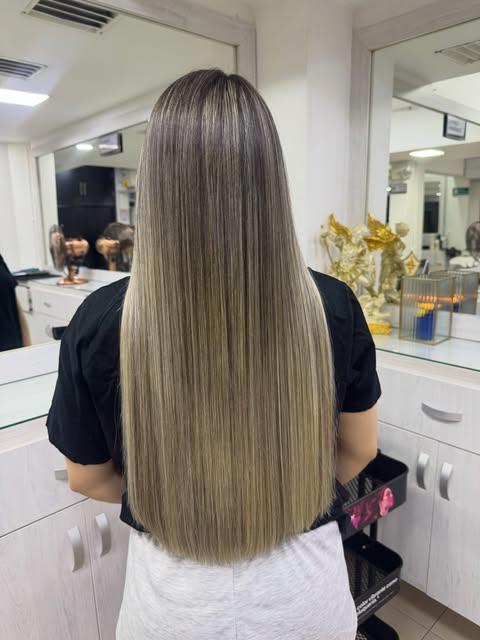 Cabello liso largo en rubio ceniza en el salón
