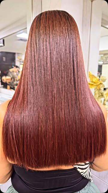 Cabello largo color cobrizo intenso