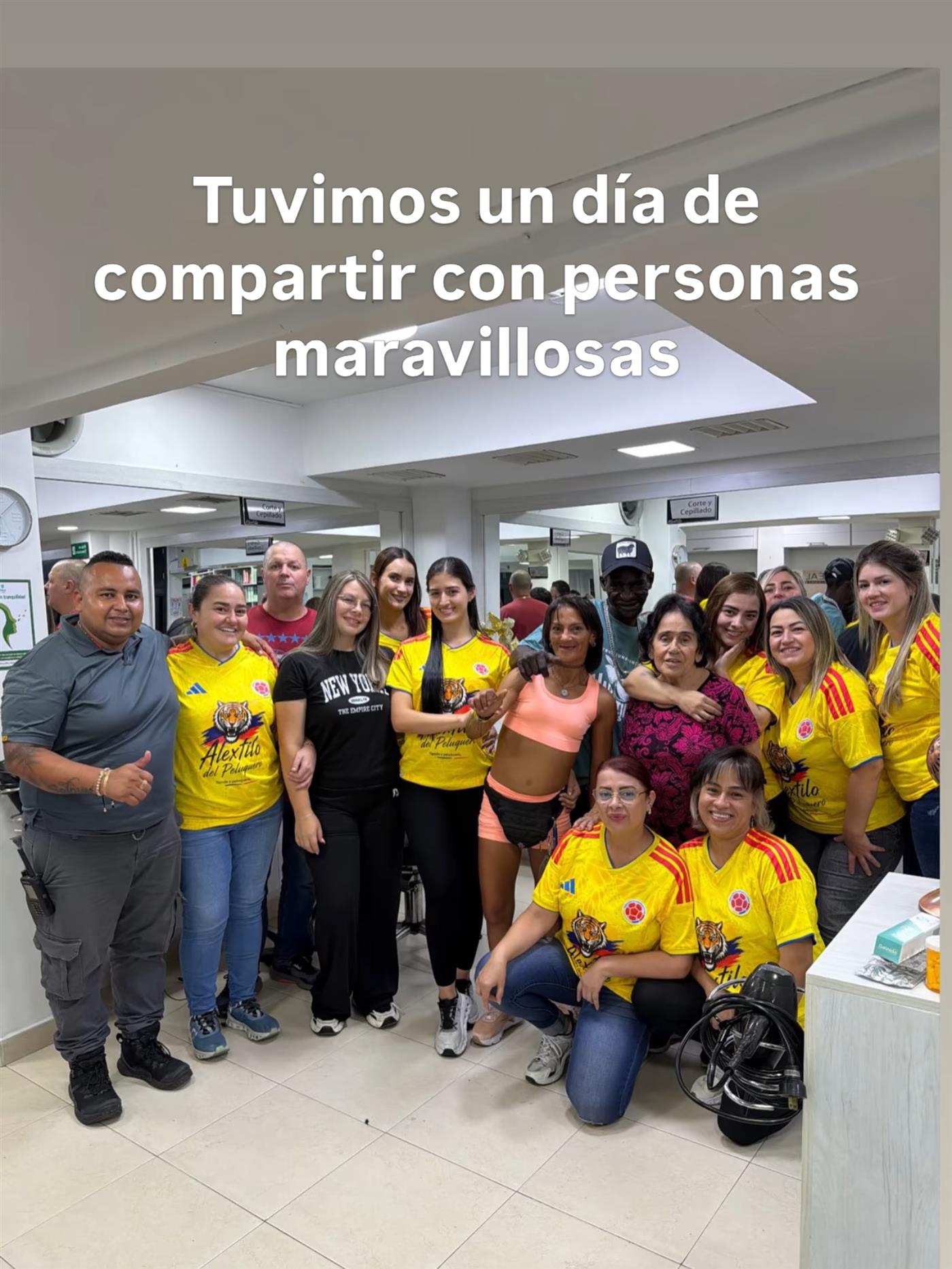 El equipo y las clientas de Alextilo con camisetas de la Selección Colombia dentro del salón