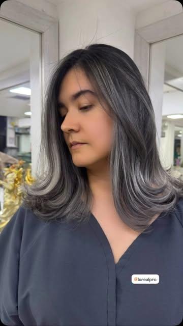 Clienta con mechas plateadas en melena a los hombros