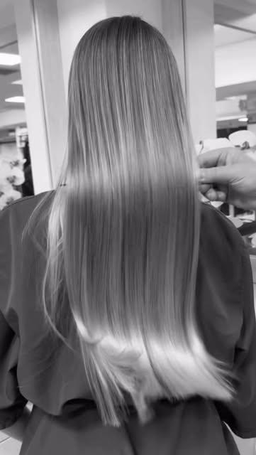 Cabello largo platinado y liso